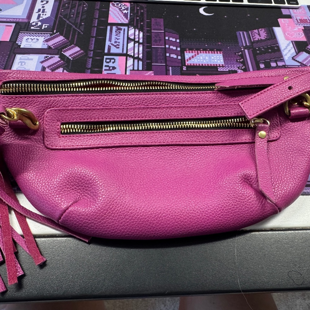 TAJ Shoulder Bag - Leather Bright Gold Stylings - Beautiful